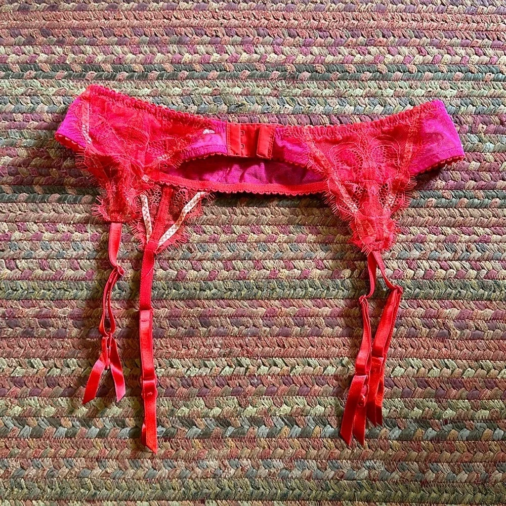 VICTORIAS SECRET SEXY RED & PINK LACE GARTER BELT_4